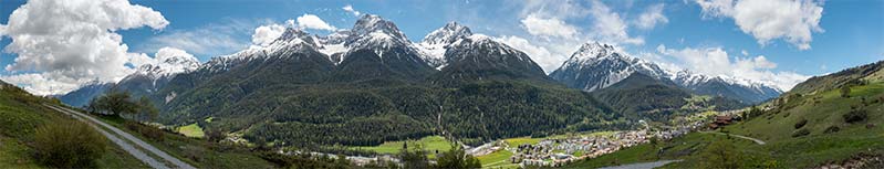 Panorama der Sesvannagruppe von Scuol;