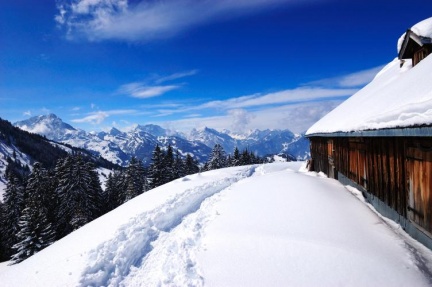 Glarner Alpen mit verschneiter Hütte